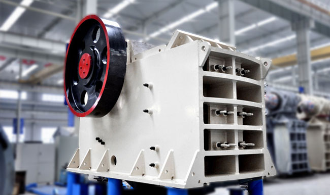 顎式破碎機，迷宮格外形設(shè)計，可大大減少粉塵產(chǎn)生