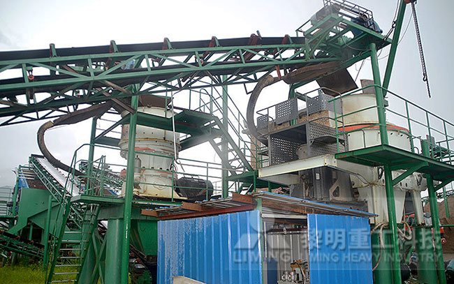 山東花崗巖制砂現(xiàn)場，圓錐破+制砂機